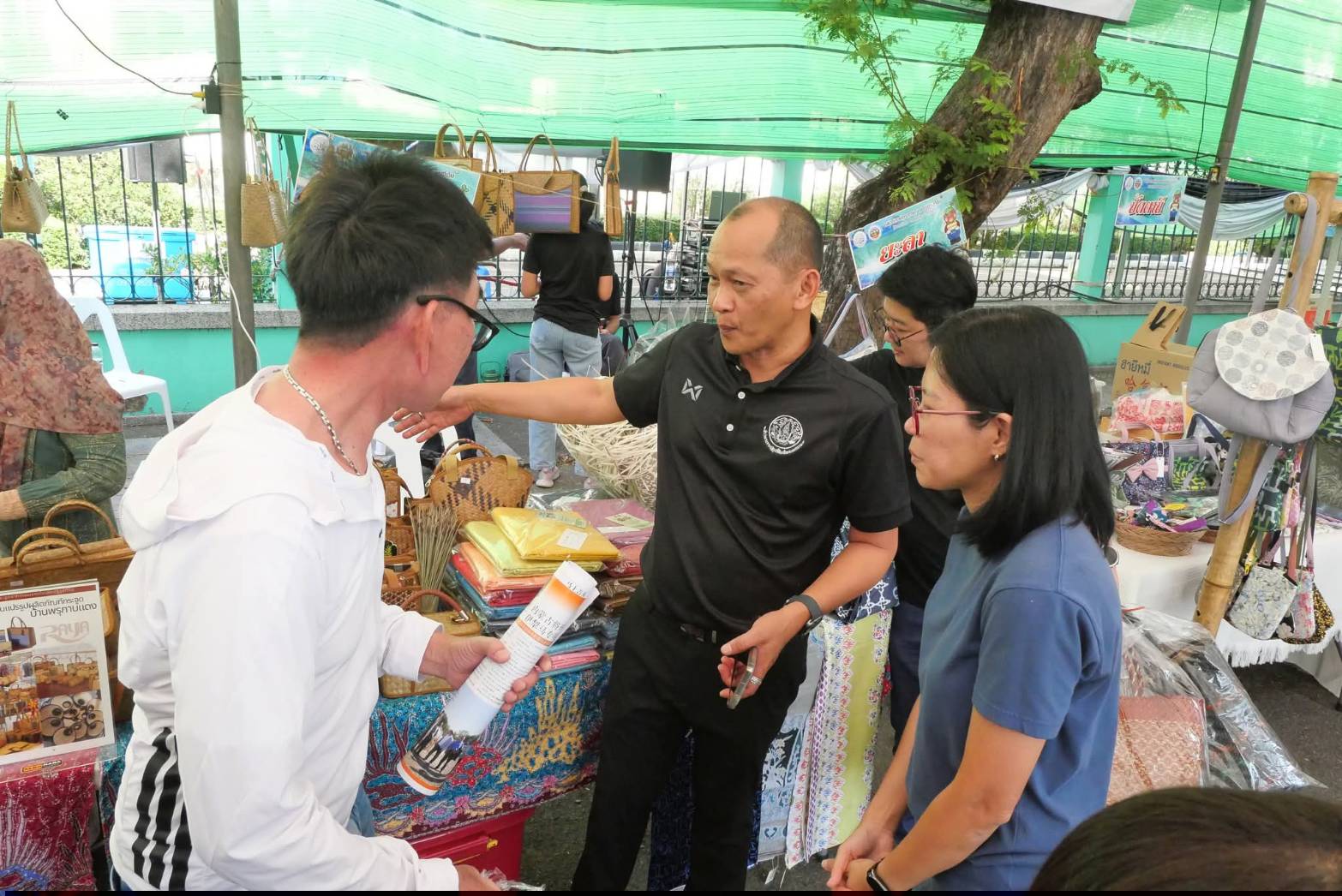 title - ภาพบรรยากาศ สินค้าดี สินค้าเด่น จากเขตปฏิรูปที่ดิน ส่งท้ายงานครบรอบ 51 ปี ส.ป.ก. ณ สำนักงานการปฏิรูปที่ดินเพื่อเกษตรกรรม 